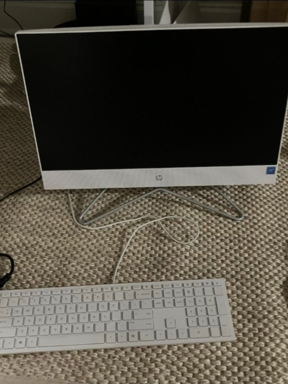 HP 22 All-in-One Desktop Computer - Picture 2 of 9